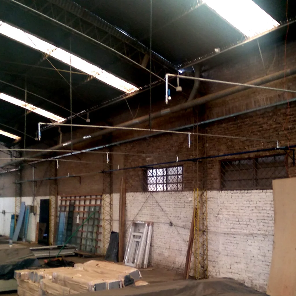 Tendido modular de cañerías en nave industrial